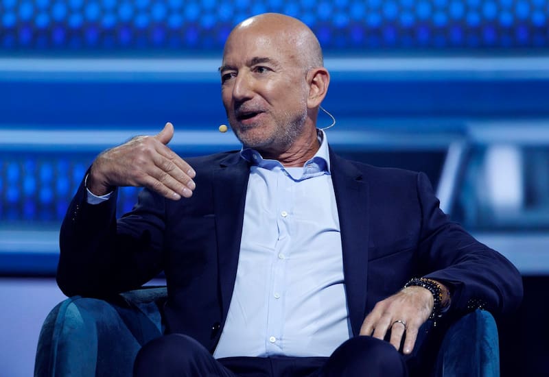 El fondo creado con la donación lleva el nombre de Jackie Bezos —madre de Jeff Bezos, fallecida recientemente—, quien integró la junta de Robin Hood durante una década.