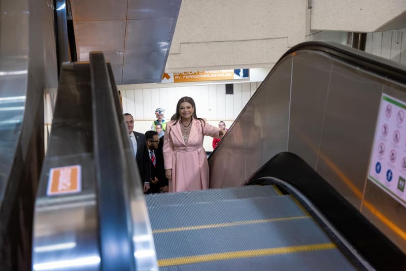 Nuevas escaleras eléctricas en la estación Camarones del Metro.