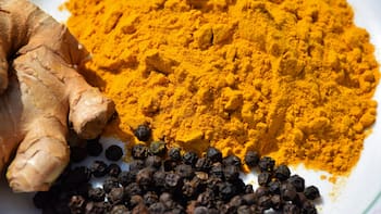 Es tendencia | Para qué sirve mezclar jengibre, cúrcuma y pimienta negra y porqué todos lo hacen