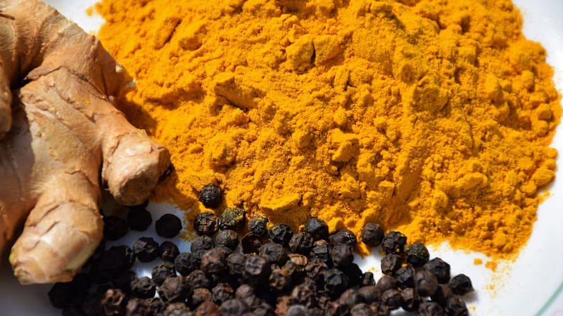 Cúrcuma, jengibre y pimienta negra: los antiinflamatorios naturales que ayudan a reducir el dolor.