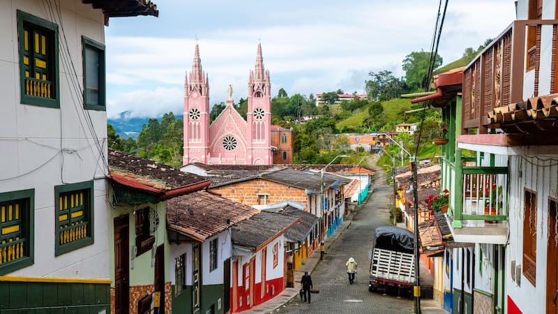 Un pintoresco pueblo colombiano atrae a los turistas con su clima ideal y sus encantadores paisajes coloniales. (Fuente: Shutterstock)