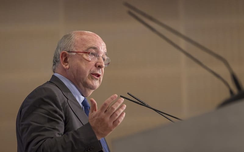 Joaquín Almunia pidió que González reconsidere su decisión y defendió la responsabilidad de los grandes partidos para rebajar la tensión política.