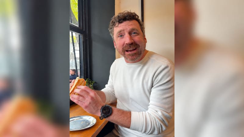 Joe Thompson, creador de contenido estadounidense, se hizo viral en redes por sus videos sobre la comida argentina, especialmente los sándwiches de miga.