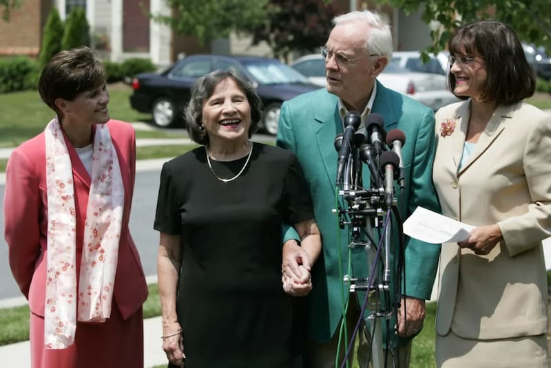 La hermana de John Roberts, Barbara Burke, su madre Rosemary, su padre Jack y su hermana Peggy Roberts hablan con los medios de comunicación en Ellicott City, Maryland, en julio de 2005. Fuente: AP