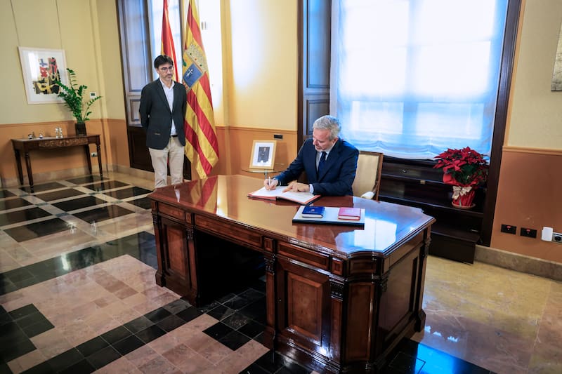 ZARAGOZA, 15/12/2025.- El presidente de Aragón, Jorge Azcón, firma el decreto de disolución de las Cortes como paso previo a una convocatoria electoral. Azcón ha confirmado finalmente el adelanto de las elecciones en la comunidad, que se celebrarán el 8 de febrero, un año y tres meses antes de lo que correspondería.EFE/ Javier Cebollada