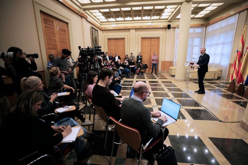 ZARAGOZA, 15/12/2025.- El presidente de Aragón, Jorge Azcón, en una comparecencia pública en la que ha confirmado el adelanto de las elecciones en la comunidad, que se celebrarán el 8 de febrero, un año y tres meses antes de lo que correspondería. Azcón ha explicado que esta mañana ha informado al Consejo de Gobierno extraordinario de que ha firmado el decreto de disolución de las Cortes como paso previo a una convocatoria electoral de la que aspira que salga un gobierno "fuerte" y que pueda aprobar un presupuesto "que atienda las principales necesidades de los aragoneses".EFE/ Javier Cebollada