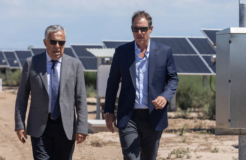 El presidente de Genneia, Jorge Brito, junto al gobernador de Mendoza, Alfredo Cornejo, durante la inauguración del Parque Solar Anchoris en Luján de Cuyo