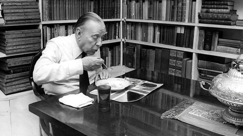 Elogio de la sombra reúne poemas y relatos breves en prosa escritos por Borges en una época marcada por la pérdida casi total de la visión.