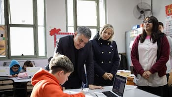 La Ciudad toma una drástica decisión sobre los celulares en las escuelas: los números que la explican