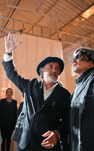 Johnny Depp visitó un famoso atelier de arte porteño y grabó música junto a su amigo argentino