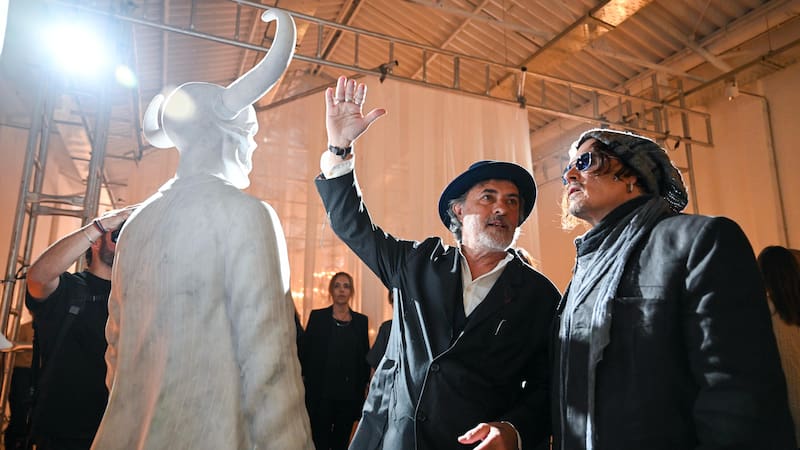 Jorge Rodríguez le muestra Jonny Depp su obra de arte