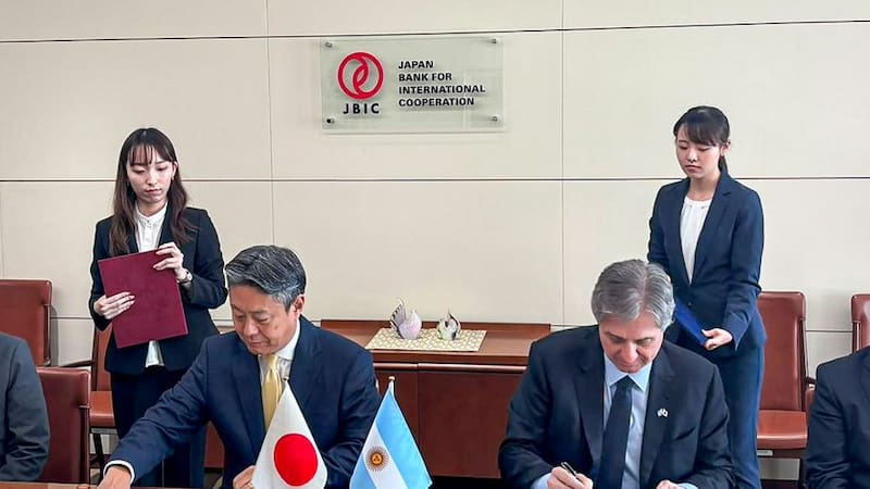 El viceministro de Economía, José Luis Daza junto a autoridades del Japan Bank for International Cooperation (JBIC)