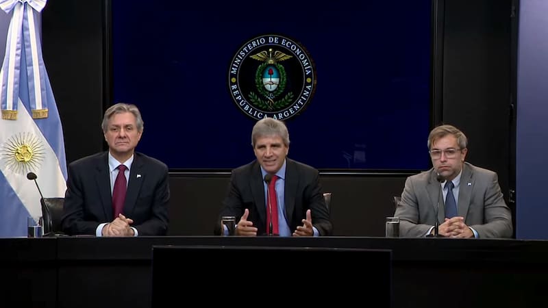 El secretario de Política Económica José Luis Daza con el ministro de Economía Luis Caputo y el secretario de Finanzas Federico Furiase