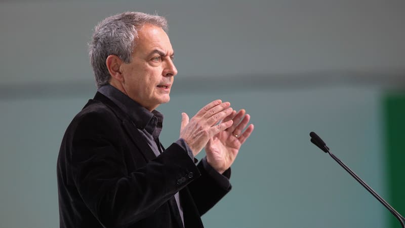 Zapatero defiende la legalidad de su actividad pública y privada tras su imputación en el caso Plus Ultra y niega gestiones por la aerolínea.