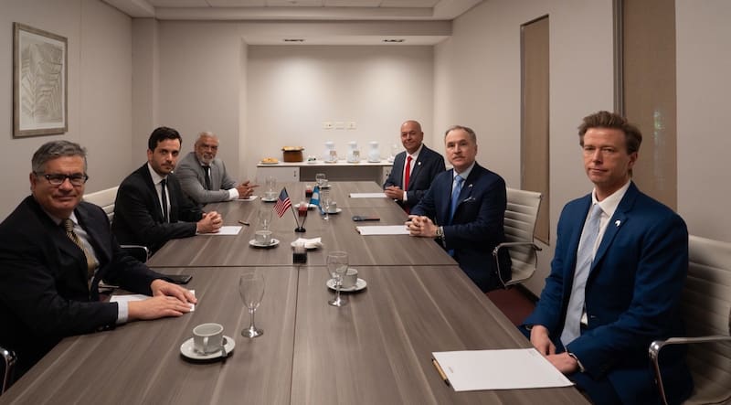 José Velis de Aduana en una reunión con el embajador de Estados Unidos Peter Lamelas