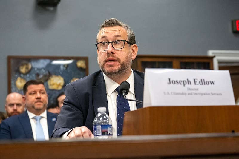 Joseph Edlow, confirmó que se analiza reexaminar residencias permanentes y otros beneficios migratorios otorgados otorgados durante la administración de Joe Biden. Foto: Wikimedia Commons.