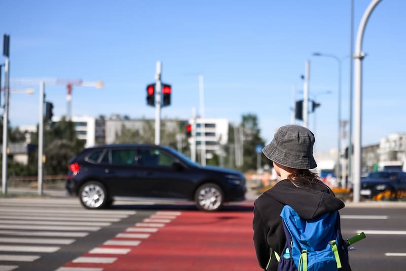 Ante el semáforo rojo, los conductores deben detener el vehículo en la línea de alto, sin invadir el cruce peatonal ni las áreas de espera para bicicletas y motocicletas.