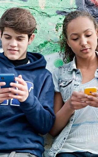 Confirmado por la psicología: si creció durante esta década tiene fortalezas mentales que los más jóvenes ya perdieron