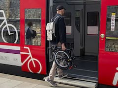 Jóvenes estudiantes de ingeniería construyen bicicleta plegable convertible en carrito de carga y logran patentarla por 20 años