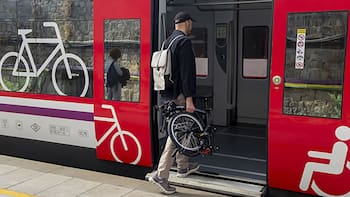 Jóvenes estudiantes de ingeniería construyen bicicleta plegable convertible en carrito de carga y logran patentarla por 20 años