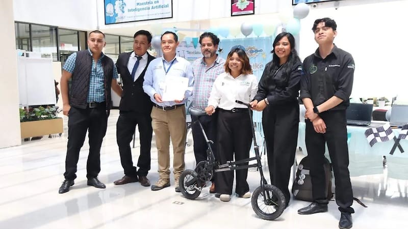 Jóvenes estudiantes de ingeniería construyen bicicleta plegable convertible en carrito de carga y logran patentarla por 20 años.