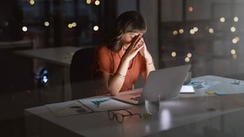 Ansiedad y estrés laboral acorralan a la fuerza joven en México, advierte AXA