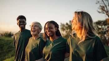 Estados Unidos abrió una convocatoria para jóvenes con alojamiento, comida y ayuda económica: quiénes pueden inscribirse