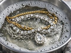 Ni vinagre ni bicarbonato: el truco definitivo para limpiar las joyas y dejarlas como nuevas