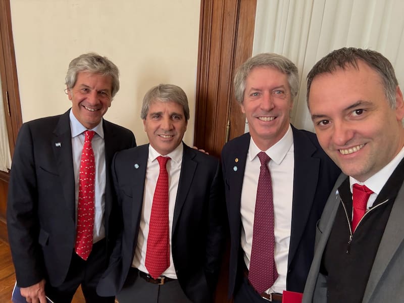 Juan Pazo, Luis Caputo, Santiago Bausili y Manuel Adorni, previo al anuncio en Casa Rosada (mayo 2025)