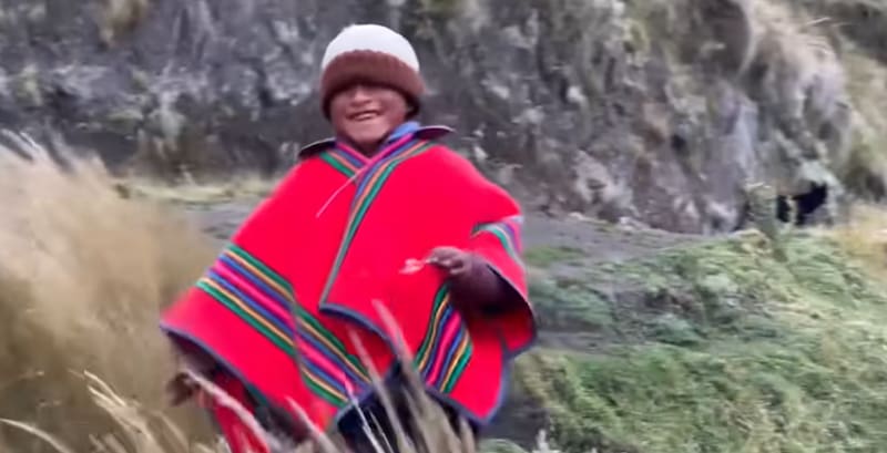 Uno de los nietos de Juanito, (captura de pantalla del canal "Ecuador y sus paisajes").