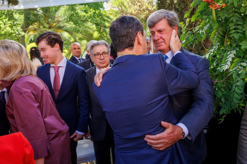 SEVILLA, 05/07/2026.- El nuevo presidente de la Junta de Andalucía, Juanma Moreno (i), saluda a Cayetano Martínez de Irujo, Conde de Salvatierra , tras su ceremonia de toma de posesión, este domingo en los jardines del Palacio de San Telmo, sede de la Presidencia de la comunidad, en Sevilla. EFE/Julio Muñoz