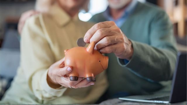 Malas noticias para los jubilados | Advierten de que los fondos perderán 74.000 millones hasta 2040: cómo afecta a las pensiones