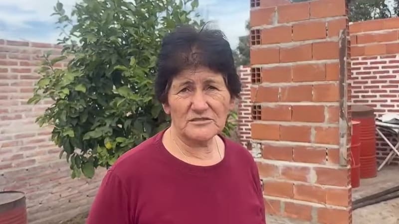 Es jubilada, costurera y albañil: “Con la jubilación no alcanza nada, levanté mi casa con mis propias manos”
