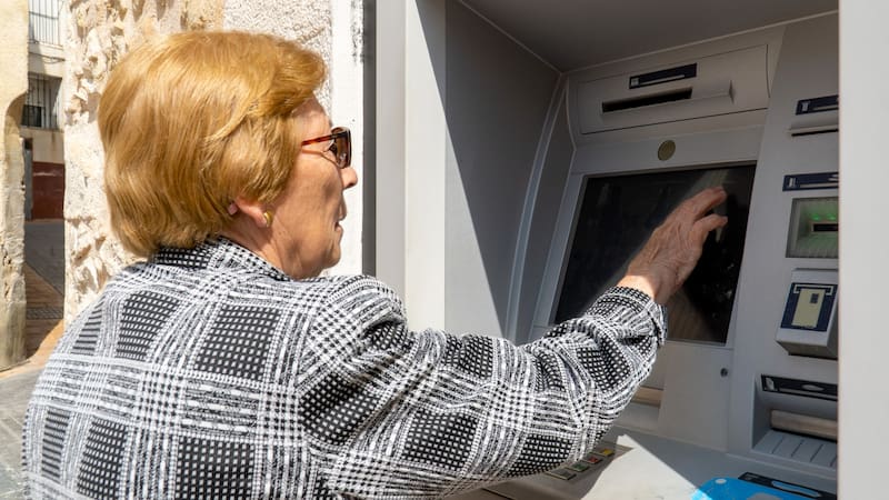 Detienen a un empleado de banca por estafar a una clienta: robó 25.000 euros de la cuenta de una jubilada. (Fuente: Shutterstock).