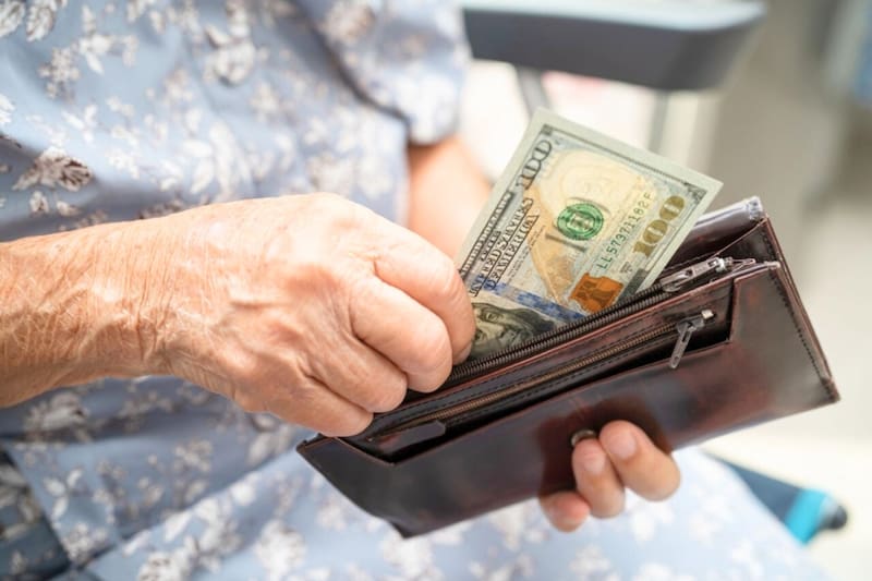 El Servicio de Impuestos Internos (IRS) confirmó una nueva deducción fiscal para mayores de 65 años. Fuente: Shutterstock.