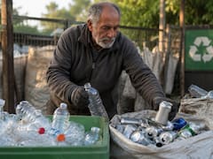 Un jubilado de 82 años recicló un millón de latas y botellas. 12 años después recaudó 100 millones de pesos para salvar perros abandonados