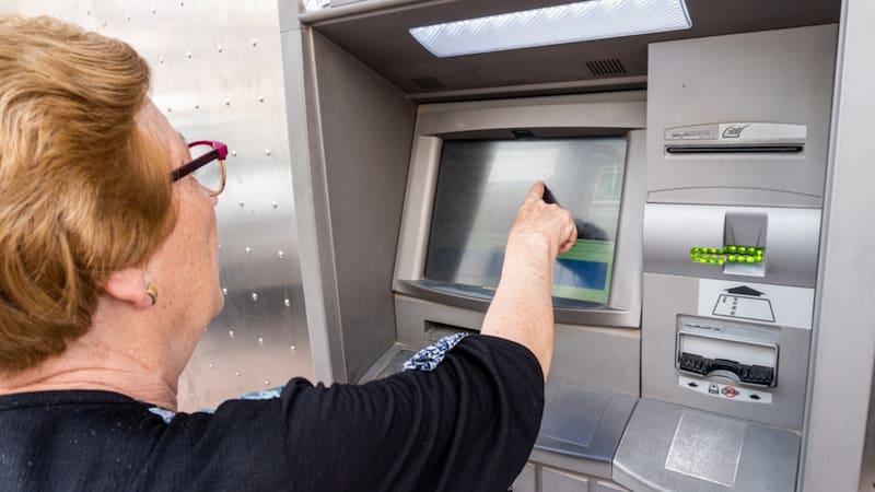 Oficial | Continúa el certificado de supervivencia y será obligatorio para que los jubilados cobren las pensiones si viven en el extranjero. Fuente: Shutterstock.