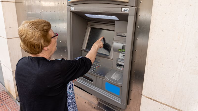 Oficial | A partir de septiembre, darán de baja las pensiones si los jubilados no presentan el certificado de supervivencia. Fuente: Shutterstock.