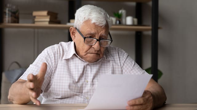 Jubilados y mayores 65 | El banco te quitará todo tu dinero si tu contrato incluye esta cláusula legal: cuál es