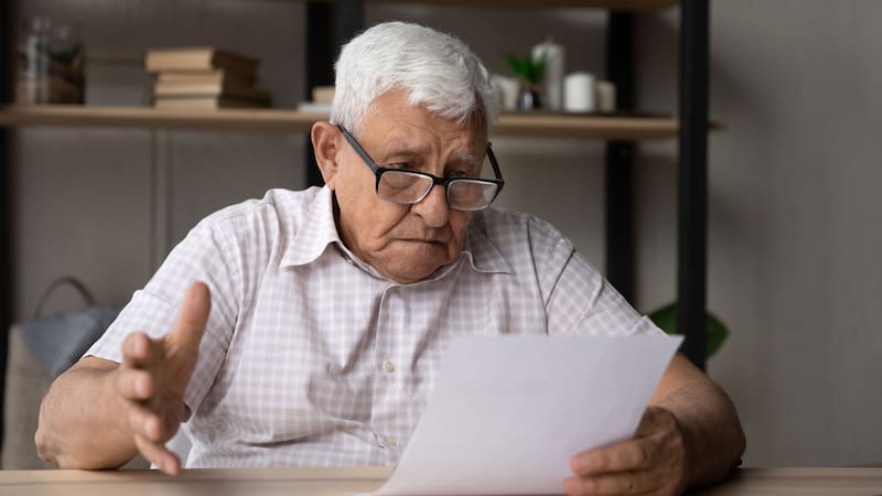 Jubilados y mayores 65 | El banco te quitará todo tu dinero si tu contrato incluye esta cláusula legal: cuál es