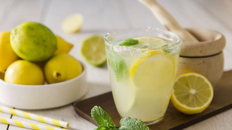 Aunque no existen bebidas milagrosas para adelgazar, algunas investigaciones sugieren que tomar zumo de limón antes de dormir podría ayudar a controlar el apetito. Fuente: Shutterstock