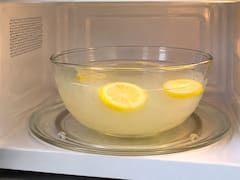 Mezclar jugo de limón y agua adentro del microondas: por qué lo recomiendan y qué problema soluciona