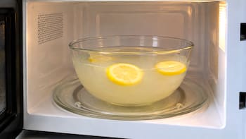 Mezclar jugo de limón y agua adentro del microondas: por qué lo recomiendan y qué problema soluciona