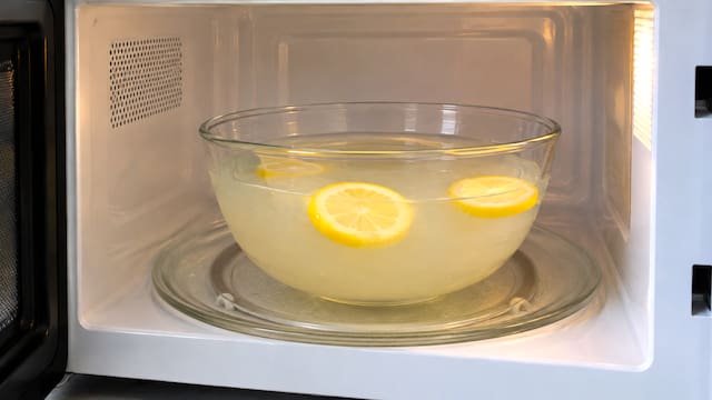 Mezclar jugo de limón y agua adentro del microondas: por qué lo recomiendan y qué problema soluciona