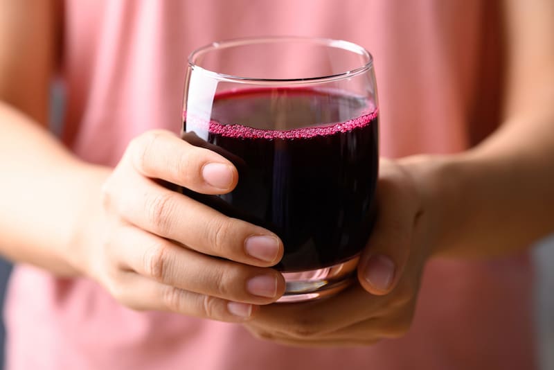 Tomar jugo de remolacha