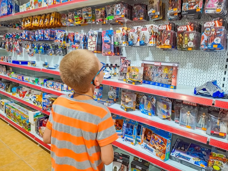 Niño mirando un juguete