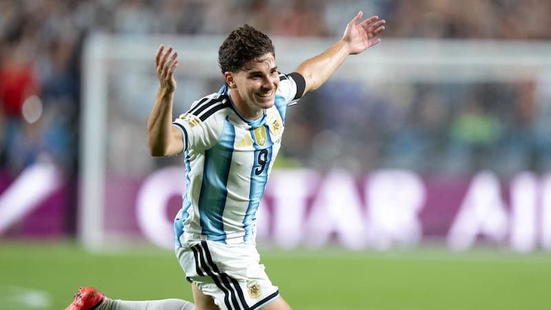 Julián Álvarez celebra el segundo gol de Argentina contra Suiza en el partido que terminó 3-1 para la Albiceleste