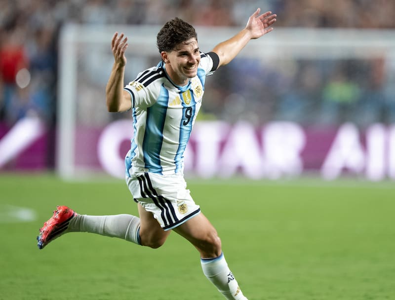 Julián Álvarez celebra el segundo gol de Argentina contra Suiza en el partido que terminó 3-1 para la Albiceleste