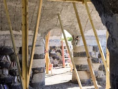 Una jubilada construye su casa con 20,000 latas recicladas, cuatro bóvedas de hormigón y paneles solares: su sueño es vivir hasta los 110 años rodeada de árboles frutales