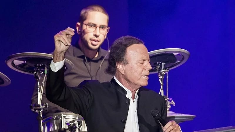 La Fiscalía investiga una denuncia contra Julio Iglesias por presuntas agresiones sexuales mientras el caso genera reacciones políticas y mediáticas.